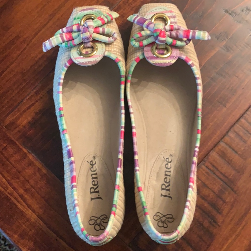 Adorable and perfect for dress or casual